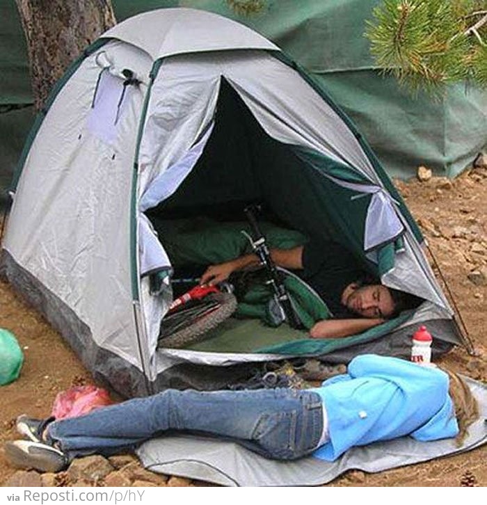Секс в палатке во время студенческого похода и ебля девчонки с большой жопкой