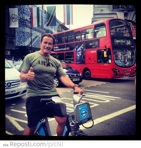 Arnold Schwarzenegger cruising London on a 'Boris bike'