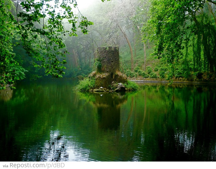 Big Moat, Small Castle