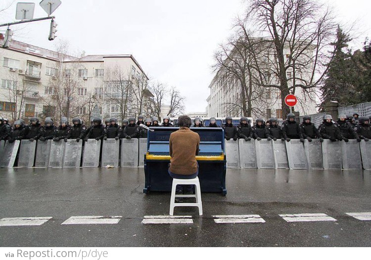 Man playing piano to riot police in Kiev