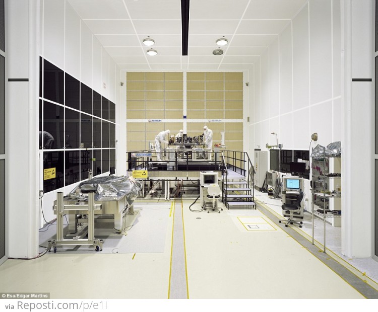 Here is seen the NIRSpec Flight Model Assembly at the ISO Class 5 Integration Facility in Ottobrunn-Munich, Germany