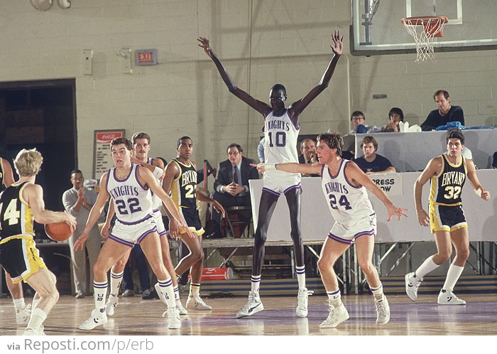 Manute Bol playing defense in 1984