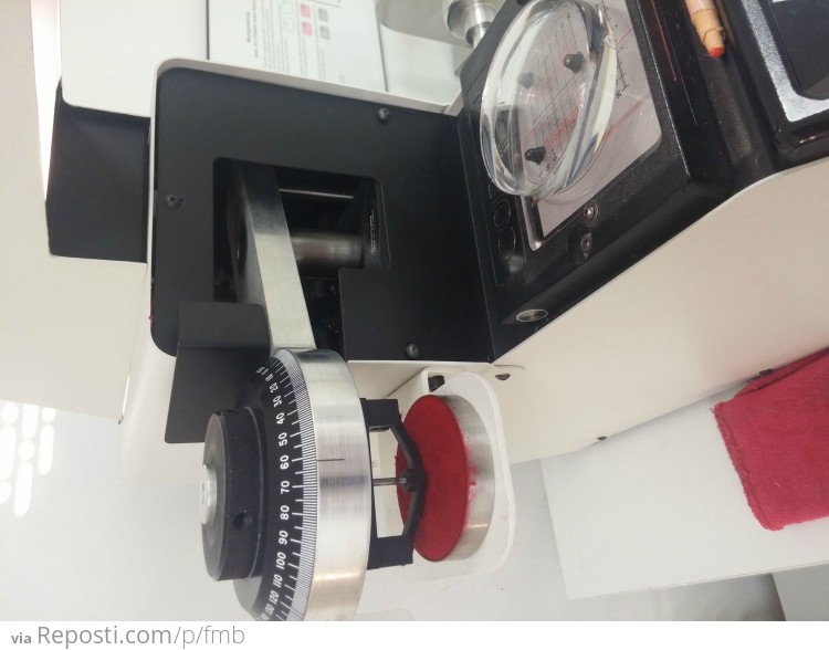 Once the lens is in the correct place, we use a device that has the correct AXIS that we saw on the RX for that eye and use red ink to mark.
