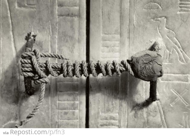 The unbroken seal on Tutankhamun’s tomb, 1922 (3,245 years untouched)