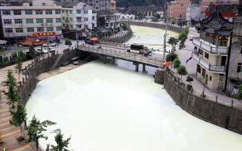 2km long section of the Quxi River in China is polluted by latex
