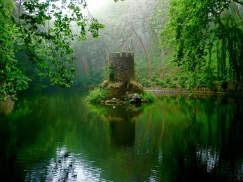Big Moat, Small Castle