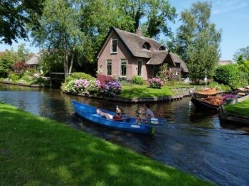 Village in the Netherlands With No Roads