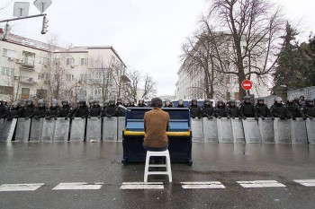 Man playing piano to riot police in Kiev