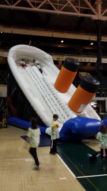 Sinking titanic blow up toy