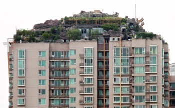 Wealthy Beijing doctor took over the roof of the apartment building where he lives, and built his personal illegal villa