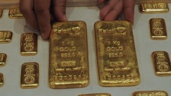 Twelve bars of gold have been recovered from the stomach of a businessman in the Indian capital, Delhi, a surgeon treating him has said.