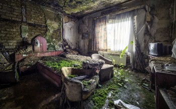 Decaying Room