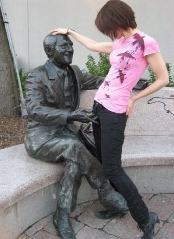 Statue Finger